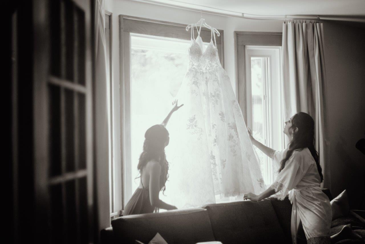 evermore weddings adjusting the dress